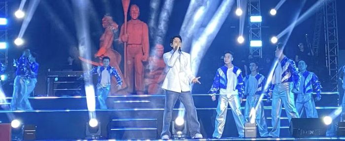 Sự kết hợp giữa âm nhạc, múa, hợp xướng, hoạt cảnh và hình ảnh tư liệu tạo nên không gian nghệ thuật vừa hào hùng, lắng đọng, vừa trẻ trung, hiện đại. Ảnh: Thuỳ Linh