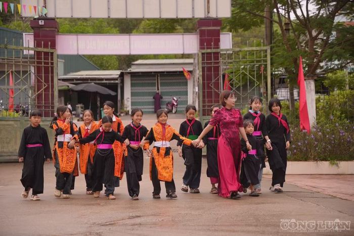 Cách tiếp cận này giúp địa phương xác định đúng người cần huy động ra lớp, theo dõi tình trạng học tập và hạn chế bỏ sót trẻ trong độ tuổi đi học, người chưa biết chữ hoặc có nguy cơ tái mù chữ, nhất là tại những nơi có biến động dân cư.