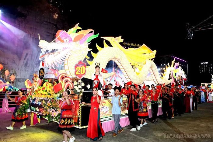 Mô hình đèn Trung thu rực rỡ trong đêm khai hội Thành Tuyên 2026. Ảnh: tuyenquang.gov.vn