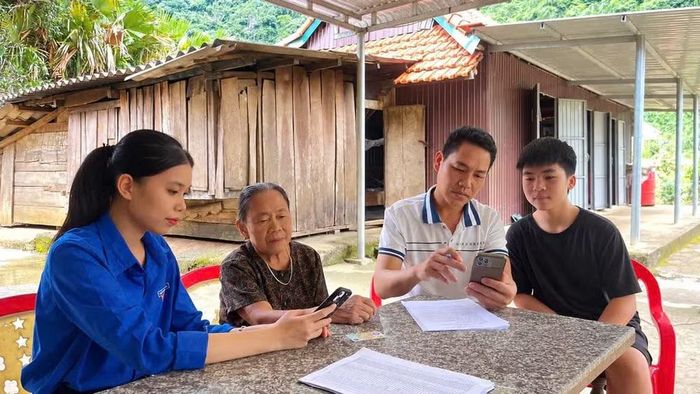 Các tổ công nghệ số cộng đồng xã Kim Phú ra quân cao điểm hướng dẫn người dân sử dụng các tiện ích số. Ảnh TTTT KH&CN Quảng Trị