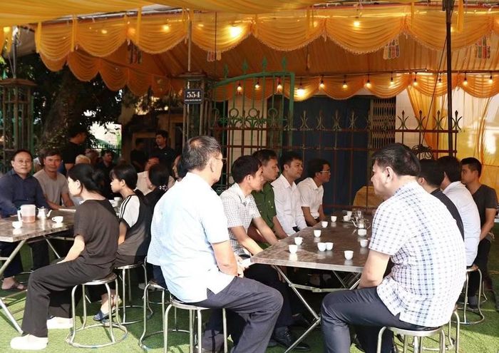 Lãnh đạo xã Giao Thủy thăm hỏi, chia buồn và động viên gia đình, đồng thời bày tỏ sự trân trọng đối với nghĩa cử dũng cảm cứu người của ông Nguyễn Trọng Khải trong tình huống nguy cấp. Ảnh: giaothuy.ninhbinh.gov.vn