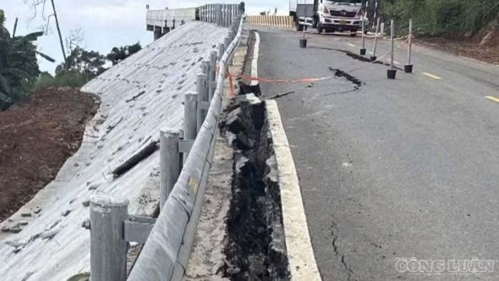 Vết sụt lún trên Quốc lộ 28B kéo dài khoảng 10m, miệng hố mở rộng, tiềm ẩn nguy cơ mất an toàn giao thông.