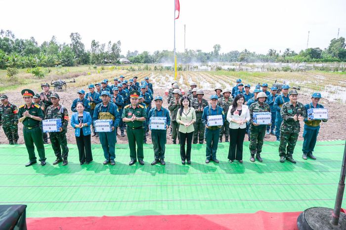 Kết thúc diễn tập, bà Nguyễn Thị Thanh Hương, Phó Bí thư Tỉnh ủy, Chủ tịch HĐND tỉnh cùng Đại tá Bùi Sỹ Hùng, Phó Chỉ huy trưởng Bộ CHQS tỉnh và các thành viên Ban Chỉ đạo diễn tập tỉnh đã trao tặng quà, động viên các lực lượng tham gia diễn tập. Ảnh: Phương Vũ
