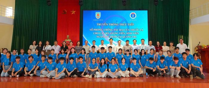 Xây dựng môi trường không khói thuốc cần sự chung tay của nhiều ngành, nhiều lực lượng và cả cộng đồng. (Ảnh: Trần Tuyền)