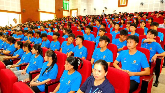 Hơn 500 cán bộ, giảng viên, sinh viên ngành Luật, Tư pháp được cập nhật kiến thức về phòng, chống tác hại của thuốc lá do Báo Pháp luật Việt Nam tổ chức tại Quảng Trị. (Ảnh: Trần Tuyền)