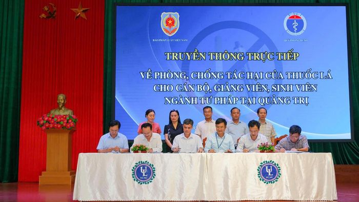 Đại diện các đơn vị ký cam kết đẩy mạnh phòng, chống tác hại của thuốc lá tại Quảng Trị. (Ảnh: Trần Tuyền)