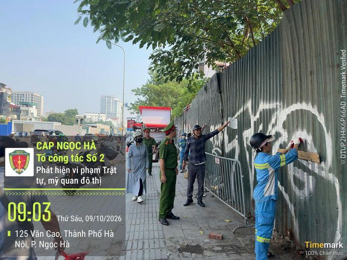 Ra quân lập lại trật tự đô thị trên tuyến phố Văn Cao. Ảnh: Công an phường Ngọc Hà