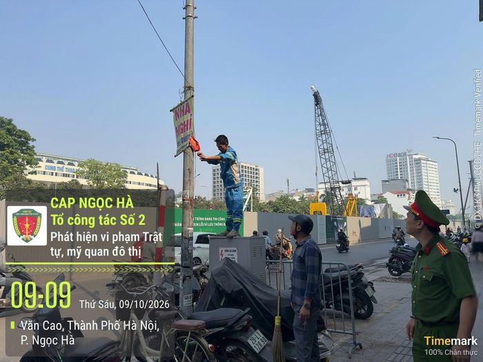 Lực lượng chức năng tiến hành tháo các biển hiệu, tờ rơi gây mất mỹ quan đô thị. Ảnh: Công an phường Ngọc Hà
