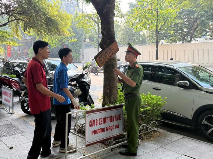 Lực lượng công an phường tuyên truyền cho người dân chấp hành các quy định về an toàn giao thông.