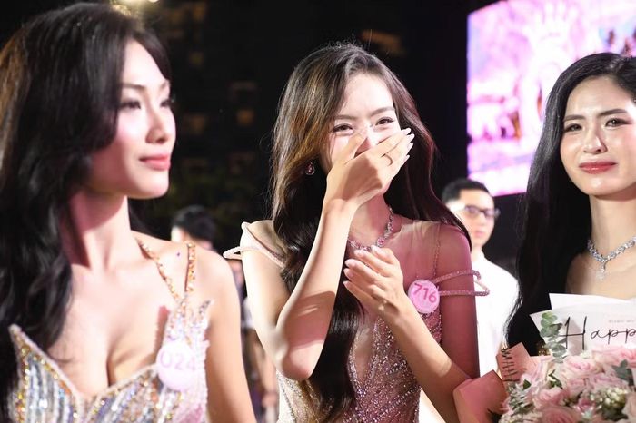 Những cái ôm thay lời chia tay giữa các thí sinh sau hành trình cùng tập luyện, sinh hoạt và trưởng thành tại nhà chung.