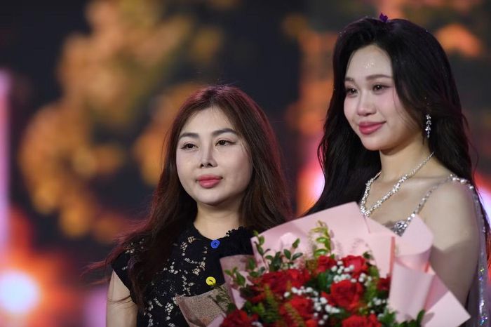 Người thân có mặt để chúc mừng những thí sinh đi tiếp, đồng thời an ủi các cô gái phải dừng bước.