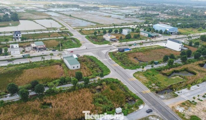 Tuyến đường có nền rộng 12m, mặt đường và lề gia cố rộng 11m. Trên toàn tuyến được bố trí tám nút giao với đường tỉnh, đường vào khu công nghiệp và đường liên xã. Các nút giao được thiết kế giao bằng, có làn chờ rẽ rộng từ 2,5m, kết hợp hệ thống biển báo, sơn kẻ đường và gờ giảm tốc nhằm bảo đảm an toàn cho các phương tiện khi lưu thông.