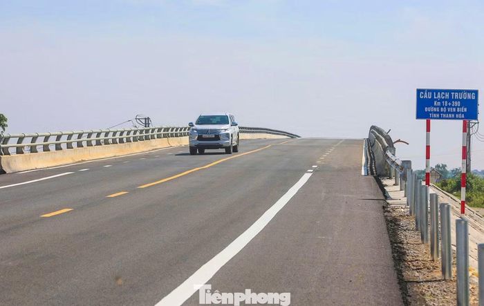 Cầu Lạch Trường là một trong những hạng mục nổi bật nhất. Thuộc gói thầu xây lắp số 6, cây cầu dài hơn 1.300 m, gồm 30 nhịp, vượt qua sông Lạch Trường và phần lớn diện tích các khu vực nuôi trồng thủy sản ven biển. Đây là cây cầu vượt sông, vượt cạn dài nhất trên tuyến đường bộ ven biển Nga Sơn - Hoằng Hóa.