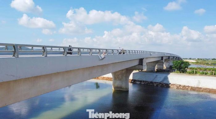 Theo thiết kế, cầu gồm một liên dầm hộp ba nhịp liên tục và 27 nhịp dẫn giản đơn sử dụng dầm Super T bằng bê tông cốt thép dự ứng lực. Kết cấu này tạo nên tuyến cầu dài xuyên qua vùng đồng bằng ven biển, góp phần bảo đảm kết nối giao thông qua khu vực sông Lạch Trường.