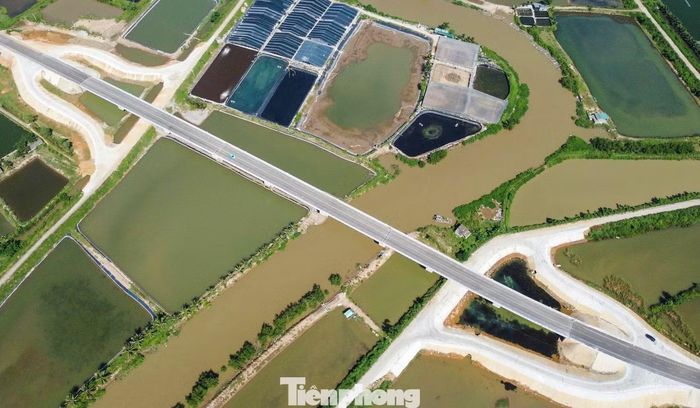 Sau thời gian thi công, đến nay dự án đã hoàn thành xây lắp, sắp đưa vào khai thác. Theo ghi nhận, trên toàn tuyến có 4 cây cầu, gồm 3 cầu lớn vượt sông Lèn, sông Lạch Trường, kênh De và một cầu trung vượt kênh Hói Đào. Một số đoạn tuyến đã hoàn thiện, kết nối với hệ thống giao thông hiện hữu.