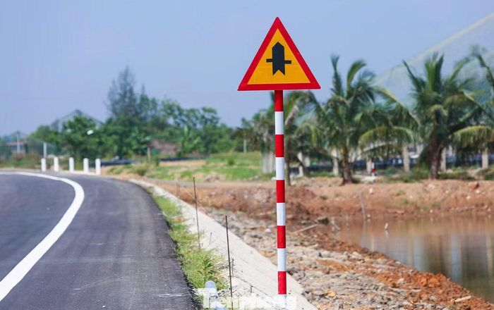 Tại một số vị trí, nhà thầu đang hoàn thiện các hạng mục an toàn giao thông như cọc tiêu, sơn phản quang và kẻ vạch đường. Các hạng mục điện chiếu sáng, đèn tín hiệu giao thông đang được lựa chọn nhà thầu để triển khai, dự kiến hoàn thành trong năm nay.