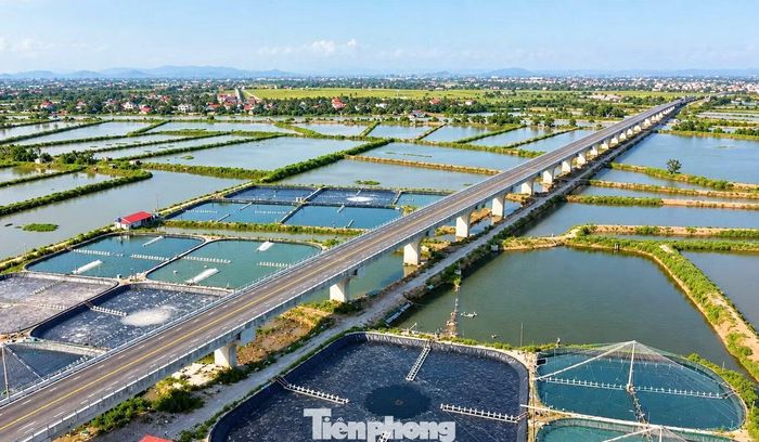 Để có mặt bằng thi công, chủ đầu tư và các nhà thầu đã thực hiện giải phóng mặt bằng, đền bù 10 đầm nuôi tôm với tổng diện tích khoảng 3ha. Đây là một trong những phần việc đáng chú ý khi triển khai công trình qua khu vực có hoạt động nuôi trồng thủy sản.