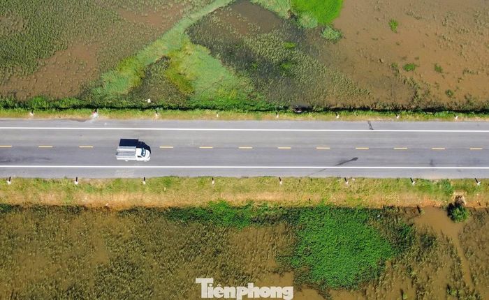 Tuyến đường có nền rộng 12m, mặt đường và lề gia cố rộng 11m. Trên toàn tuyến được bố trí tám nút giao với đường tỉnh, đường vào khu công nghiệp và đường liên xã. Các nút giao được thiết kế giao bằng, có làn chờ rẽ rộng từ 2,5m, kết hợp hệ thống biển báo, sơn kẻ đường và gờ giảm tốc nhằm bảo đảm an toàn cho các phương tiện khi lưu thông.