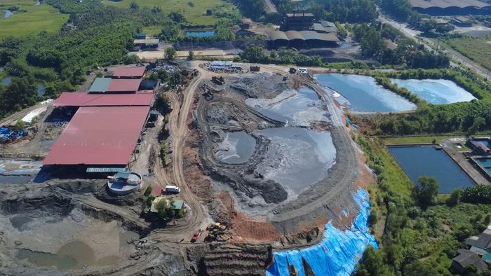 Tại Tổ dân phố Tân Hải Thành, bà Phạm Thị Vân (71 tuổi) cho biết, nguồn nước suối lâu nay là vấn đề khiến người dân lo ngại nhất. Theo bà Vân, cá đánh bắt dưới suối có mùi khét, mùi mà người dân địa phương liên tưởng đến chì hoặc quặng nên không dám sử dụng làm thực phẩm. Người dân cũng phản ánh tình trạng nước tại các giếng đào, giếng khoan trong khu vực có thời điểm chuyển sang màu đen xám hoặc vàng nhạt.
