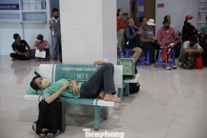 Cảnh bệnh nhân nằm vạ vật dọc các hành lang tại bệnh viện Ung Bướu TP.HCM không còn là cảnh lạ. Ảnh: Khoa Nam
