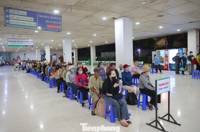 Hàng dài bệnh nhân xếp hàng chờ lấy số vào lúc rạng sáng tại Bệnh viện Ung Bướu TP.HCM. Ảnh: Khoa Nam