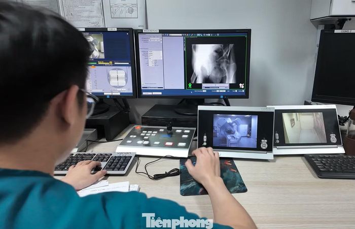  Việc TP.HCM phê duyệt kế hoạch đầu tư hơn 5.000 tỷ đồng (giai đoạn 2026–2030) cho Bệnh viện Ung Bướu có thể giúp đơn vị này bổ sung thêm nguồn máy móc hiện đại, mở ra hy vọng đẩy nhanh tiến độ chờ xạ trị cho các bệnh nhân. Ảnh: Khoa Nam 