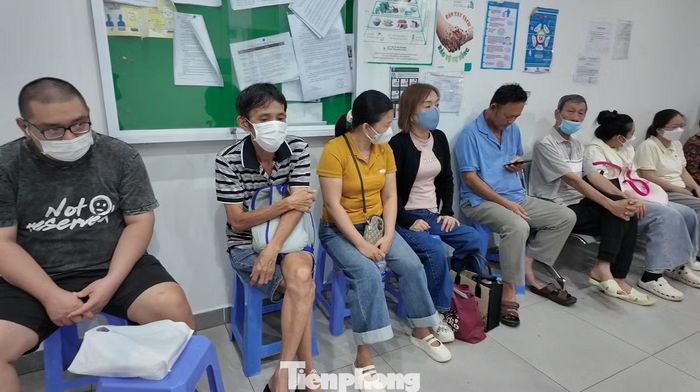 Dãy hành lang trước cửa phòng xạ trị kín người ngồi dù trời đã về đêm. Ảnh: Khoa Nam