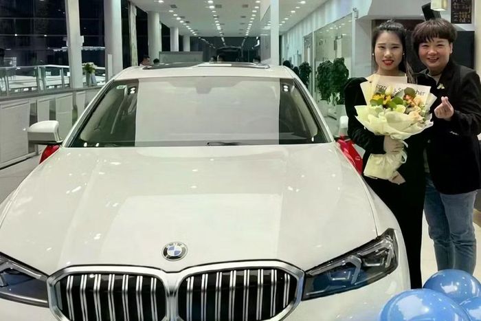 Bà Ma Yanli (phải) tặng xe BMW mới cho nhân viên. (Ảnh: Douyin)