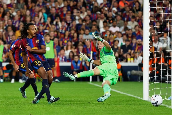  Kounde làm tung lưới Getafe, ấn định thắng lợi 3-0 cho Barcelona. 
