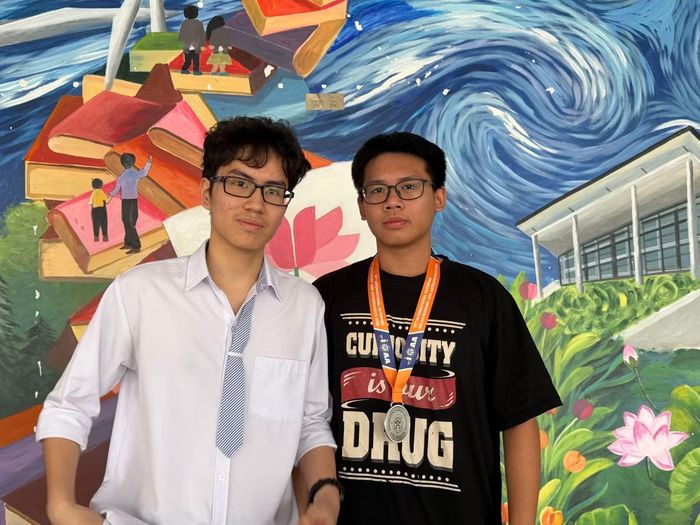 Minh Thái (bên trái), Trường Chinh (bên phải), giành Huy chương Bạc Olympic Thiên văn và Vật lý thiên văn 2026 (ảnh: Hà Linh)