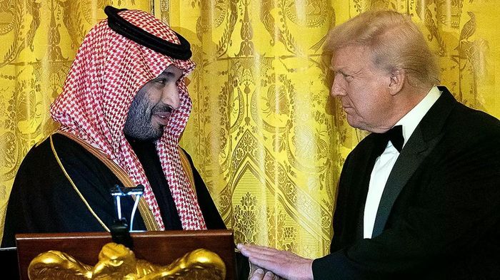 Thái tử kiêm Thủ tướng Ả-rập Xê-út Mohammed bin Salman bắt tay Tổng thống Mỹ Donald Trump. (Ảnh: Getty Images)