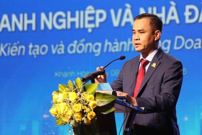 Ông Nguyễn Thanh Hải, Tổng giám đốc Công ty Yến sào Khánh Hòa, Chủ tịch Hội Doanh nhân trẻ tỉnh Khánh Hòa phát biểu tại hội nghị.