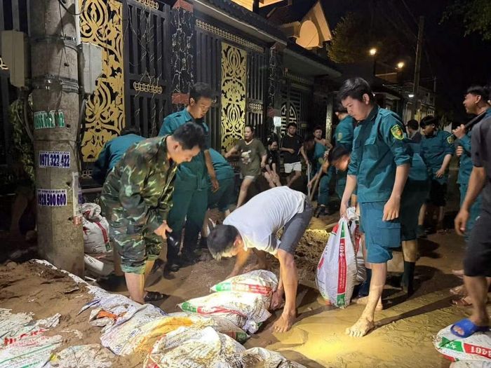 Lực lượng quân sự phường Nhơn Trạch, cùng người dân tham gia khắc phục mưa lũ, triều cường trên địa bàn. (Ảnh: BCHQS Đồng Nai)