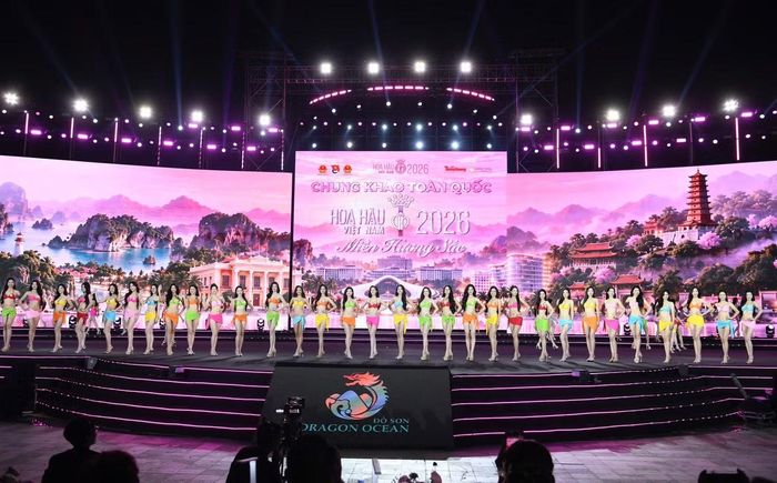 53 thí sinh trong phần kết màn áo tắm. Sau phần trình diễn này, top 32 được gọi tên trình diễn dạ hội.