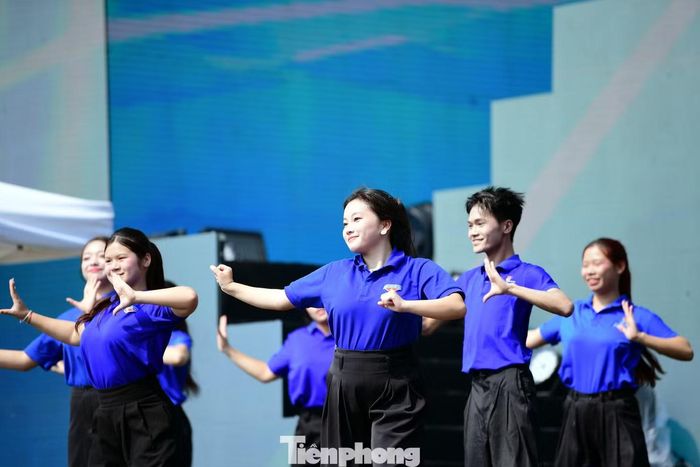 Đặc biệt, nhiều đội đã kết hợp khéo léo giữa vũ đạo hiện đại với sắc màu văn hóa truyền thống dân tộc.