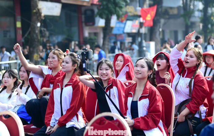 Không khí dưới khán đài náo nhiệt không kém khi thu hút đông đảo các bạn sinh viên, người dân cùng rất nhiều du khách vây kín khu vực biểu diễn.