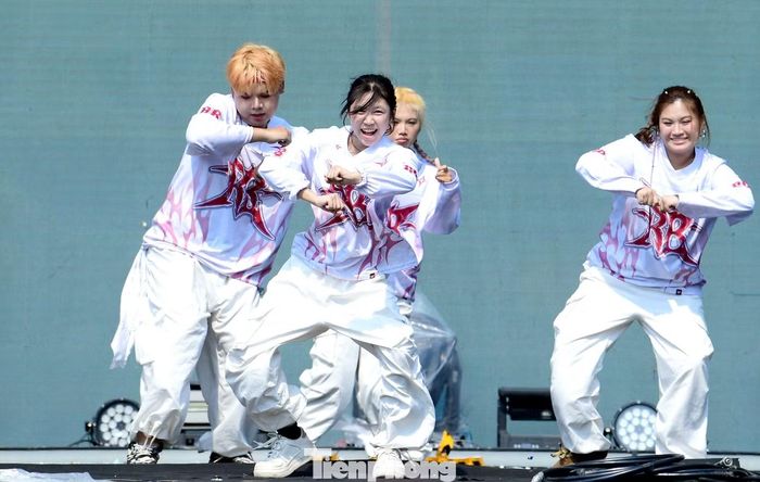 Đội RainBow Crew đến từ Học viện Thanh thiếu niên Việt Nam giành giải Nhất Liên hoan.