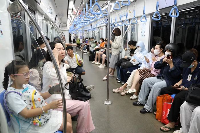 Hành khách đi lại trên tuyến metro số 1. Ảnh: Ngô Tùng