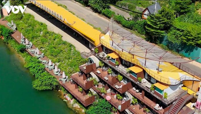  Ghi nhận của phóng viên, các villa, homestay quanh hồ Đồng Đò đều trong tình trạng đóng cửa﻿, không còn thấy hoạt động đón khách. 