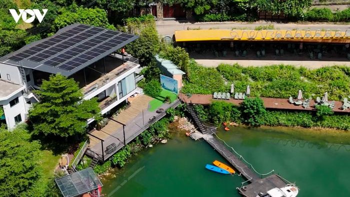 Theo người dân tại đây, các cơ sở dịch vụ nghỉ dưỡng quanh hồ Đồng Đò tạm dừng hoạt động do không đủ điều kiện về phòng cháy, chữa cháy.