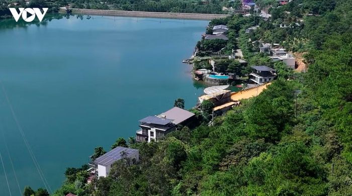 Hồ Đồng Đò là công trình hồ thủy lợi. Tuy nhiên xuất hiện nhiều công trình nhà ở kiên cố quanh hồ.