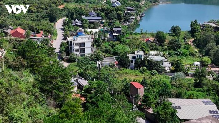Khu vực ven hồ Đồng Đò nay vắng lặng, đìu hiu không còn thấy du khách. Các công trình vi phạm tại đây được xác định chuyển đất rừng phòng hộ sang đất phi nông nghiệp (không phải là đất ở) mà không được cơ quan nhà nước có thẩm quyền cho phép.