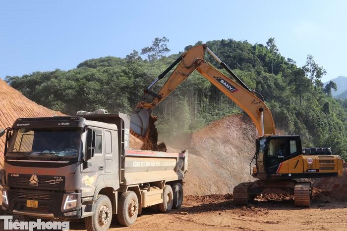 Nhà thầu tranh thủ thời tiết nắng ráo tập trung nhân lực đẩy nhanh tiến độ thi công.