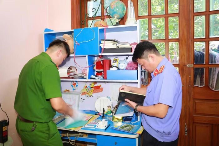 Lực lượng chức năng thực hiện khám xét nhà đối tượng Đặng Thị Lý.