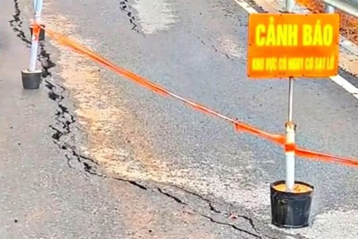 Lực lượng chức năng đặt cảnh báo tại vị trí Km46+140 - Km46+180 trên quốc lộ 28B.