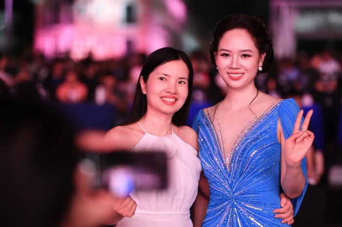 Nhan sắc tươi tắn, trẻ trung của Mai Phương sau 24 năm đăng quang nhận được sự chú ý của khán giả. Nhiều khán giả tới theo dõi đêm chung khảo Hoa hậu Việt Nam 2026 chụp ảnh kỷ niệm cùng Mai Phương trước giờ diễn ra chương trình.