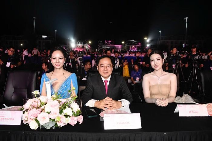  Hoa hậu Mai Phương và Hoa hậu Đỗ Mỹ Linh, nhà báo Lê Xuân Sơn - nguyên Tổng biên tập Báo Tiền Phong, Trưởng Ban cố vấn cuộc thi Hoa hậu Việt Nam 2026. 