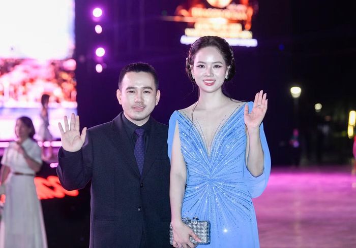  Hoa hậu Mai Phương và Trưởng Ban tổ chức cuộc thi Hoa hậu Việt Nam 2026, Tổng Biên tập Báo Tiền Phong Phùng Công Sưởng và nhà thiết kế Lê Thanh Hòa. Trong đêm chung khảo Hoa hậu Việt Nam 2026, Mai Phương mặc váy dạ hội do nhà thiết kế Lê Thanh Hòa chuẩn bị riêng cho cô. 