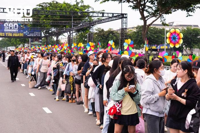 Khán giả xếp hàng từ 6h để chờ thưởng thức chương trình. Khán giả khám phá các booth check-in sáng tạo, khu vực thương hiệu (EXPO), workshop sáng tạo, không gian thời trang và làm đẹp, khu ẩm thực, hoạt động nghệ thuật tương tác, trò chơi trải nghiệm cùng nhiều điểm chạm được thiết kế để khuyến khích giao lưu, sáng tạo nội dung và chia sẻ trên mạng xã hội.