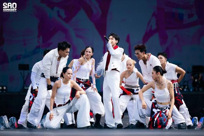Không đơn thuần là đêm âm nhạc, Sao concert được xây dựng như tổ hợp điểm đến trải nghiệm - nơi khán giả có thể dành trọn vẹn ngày cuối tuần 10/10 để hòa mình vào không gian lễ hội, khám phá những hoạt động văn hóa - nghệ thuật - giải trí đa dạng và kết nối với cộng đồng có cùng đam mê.